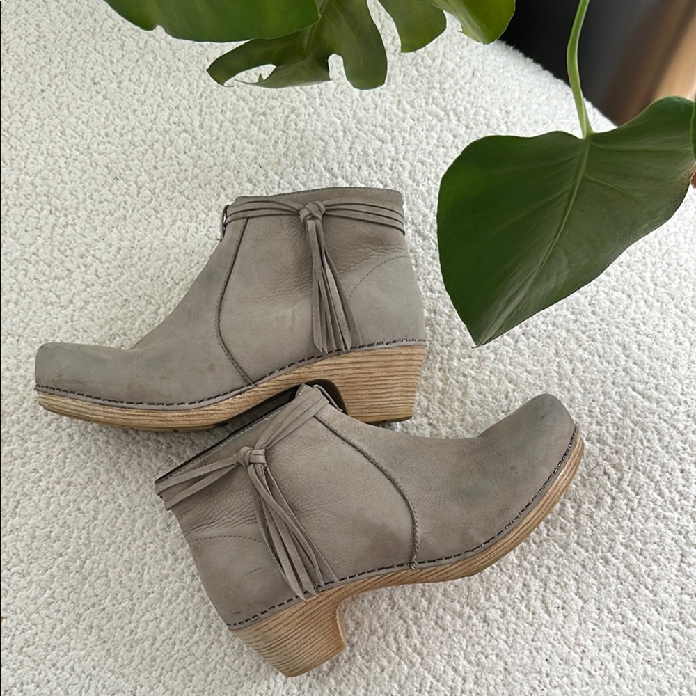 Women’s Dansko Markie bootie size 40 (US size 9.5-10M)